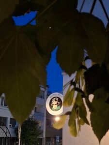 Leuchtendes Beethoven-Schild bei Nacht