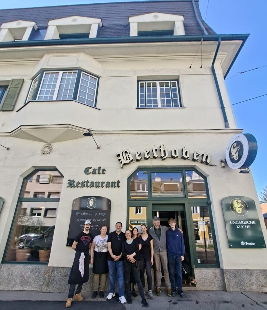 Das Team vor dem Beethoven Restaurant in Wien-Meidling