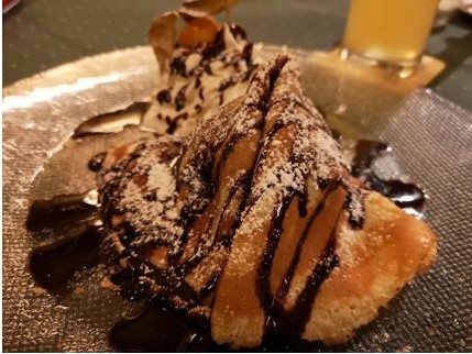 Süße Palatschinken mit Schokoladensauce