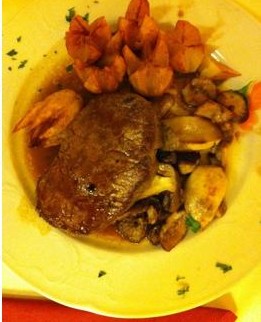 Ungarischer Räuberspieß mit Bratkartoffeln