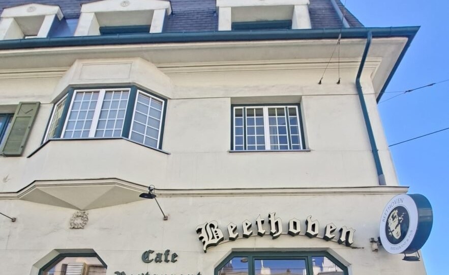 Fassade des Beethoven Restaurants in Wien-Meidling mit historischem Schriftzug